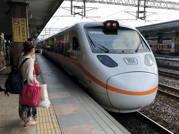 花蓮駅に進入する樹林行き229次太魯閣号