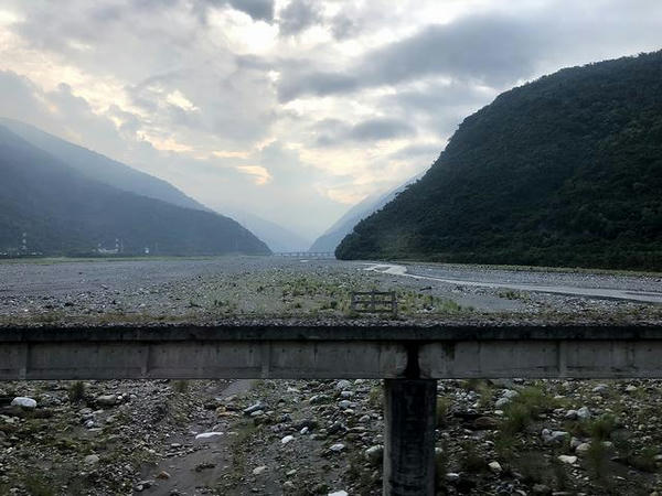 車窓から見た和平渓と改良前の橋梁
