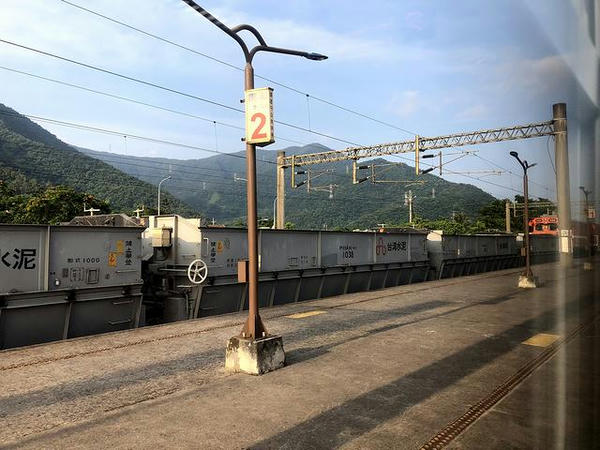 南澳駅で貨物列車を追い抜く