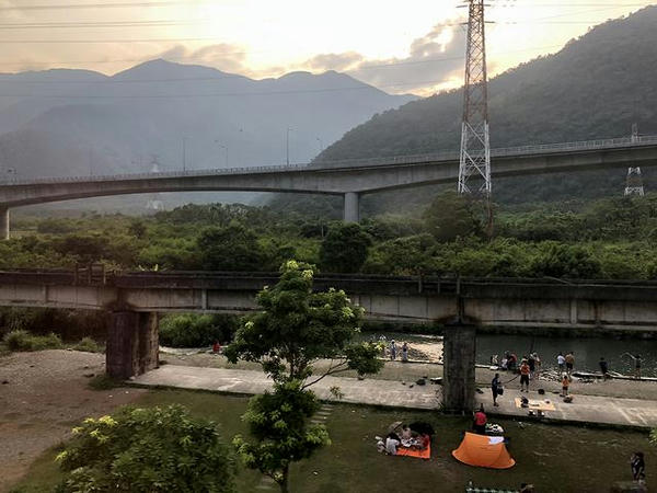 車窓から見た東岳湧泉