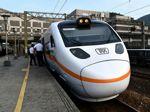 蘇澳新駅に停車中の樹林行き229次太魯閣号