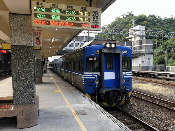 蘇澳新駅に進入する蘇澳行き4194次区間車