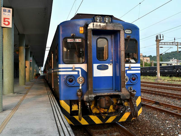 蘇澳駅に停車中の中壢行き4221次区間車