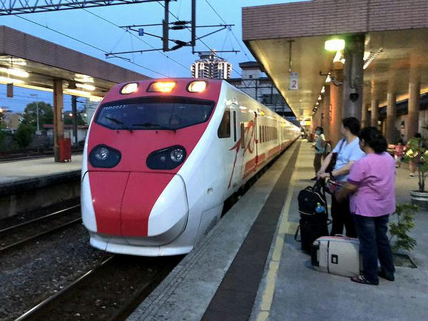 羅東駅に入線する斗六行き283次普悠瑪号