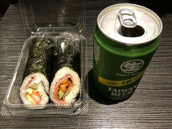 夕食に食べた巻き寿司とビール