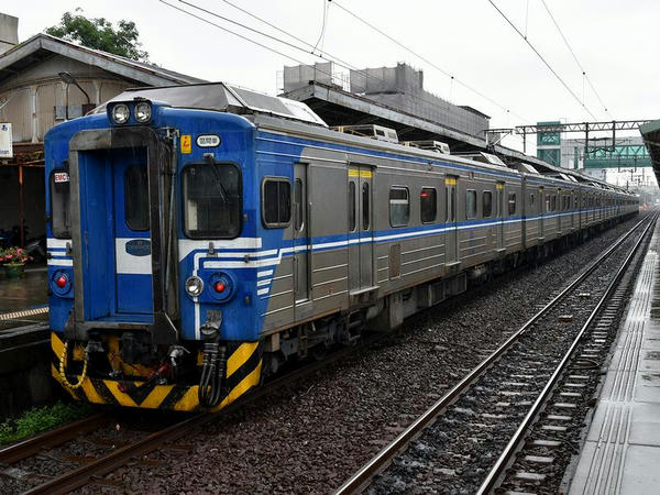 台南駅に停車中の斗六行き3128次区間車