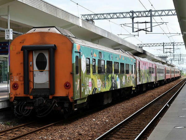 台東駅に停車中の観光列車「環島之星」＋台北行き52次莒光号（環島之星側）