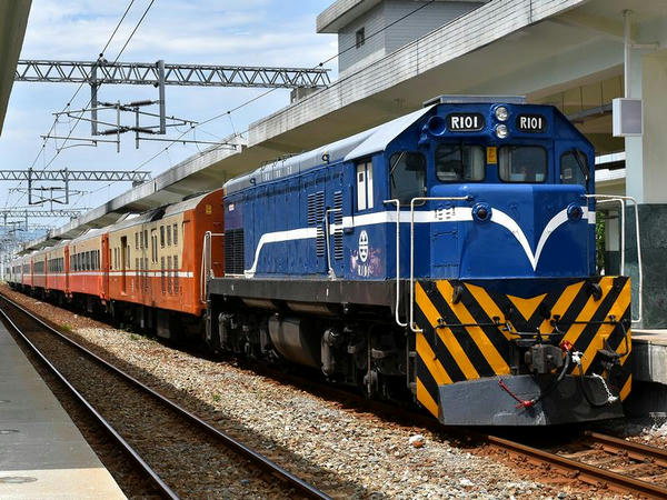 台東駅に停車中の観光列車「環島之星」＋台北行き52次莒光号（機関車側）