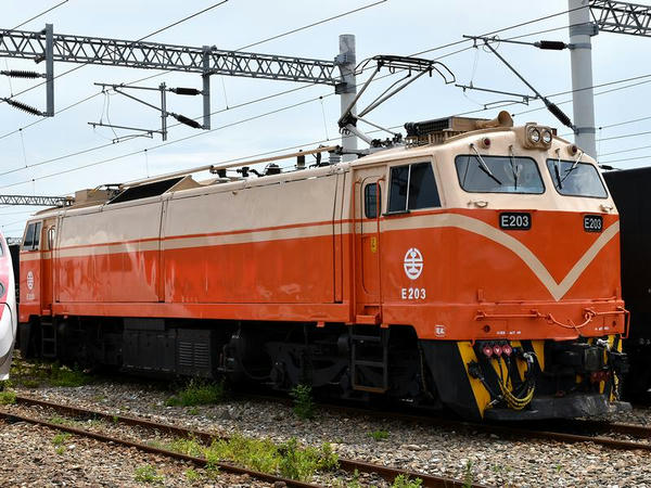 台東駅で見かけたE200型電気機関車
