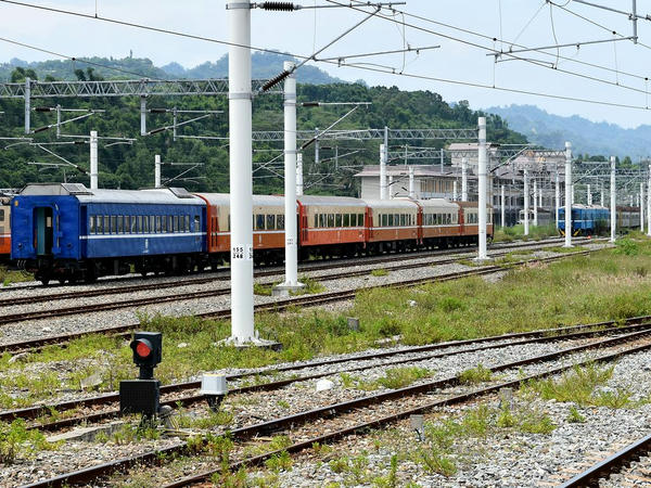 台東駅構内の車両基地（冷気平快用客車やDR2700型気動車、DR2510型気動車が見える）