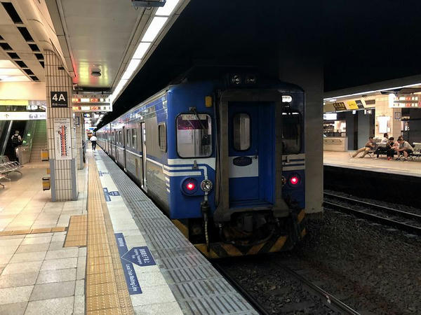 台北駅に停車中の蘇澳行き4128次区間車