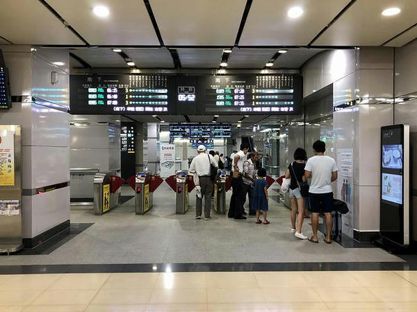 南港駅の高鉄改札口付近