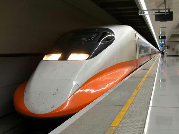 南港駅に停車中の左営行き803次列車