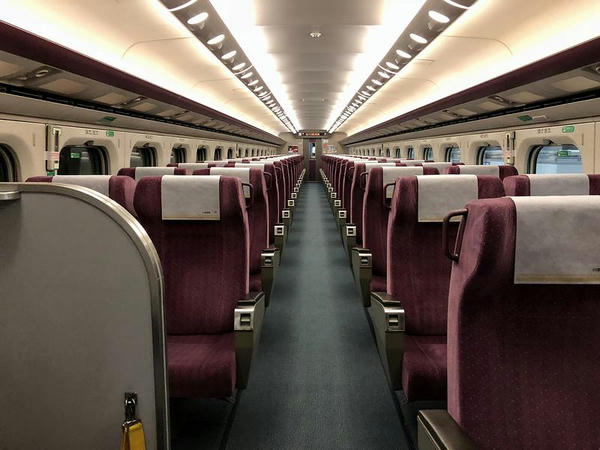 乗車した商務車の車内