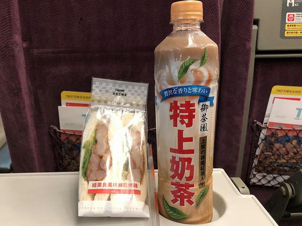 朝食に購入した三明治と奶茶