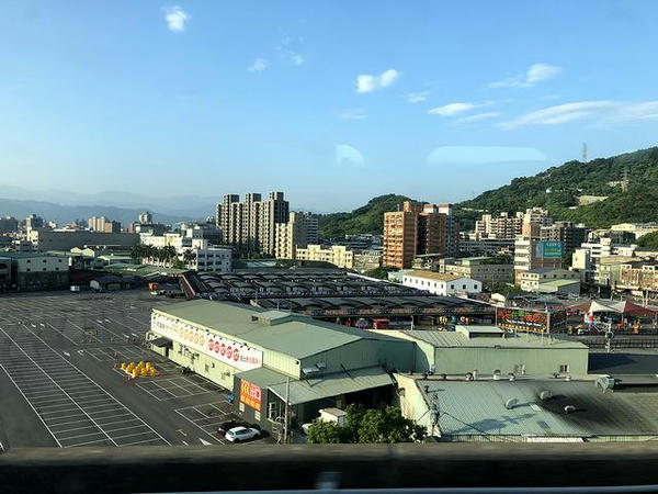 車窓から見た地上に出たあたりの景色