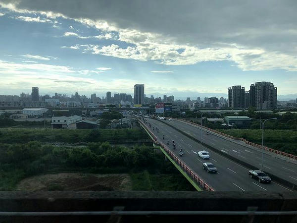 車窓から見た台中駅手前あたりの景色