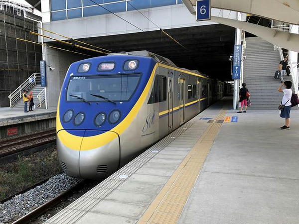 新烏日駅に進入する彰化行き2109次区間車