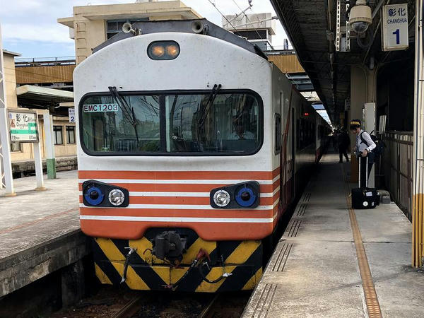 彰化駅に停車中の潮州行き167次自強号