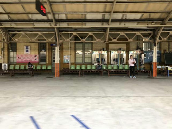 車窓から見た嘉義駅