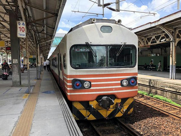台南駅に停車中の潮州行き167次自強号
