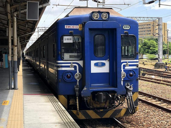 台南駅に停車中の沙崙行き3723次区間車
