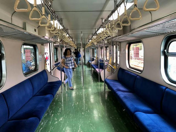 EMU600型電車の車内