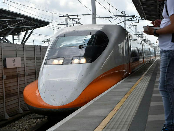 （高鉄）台南駅に進入する南港行き630次列車 