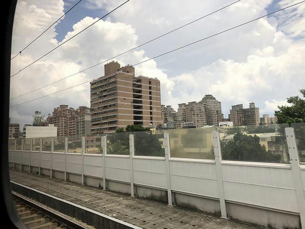 車窓から見た台中市内（連続立体交差化区間）