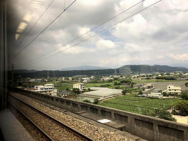 車窓から見た泰安駅手前の景色