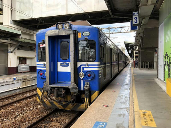 新竹駅に停車中の六家行き1744次区間車
