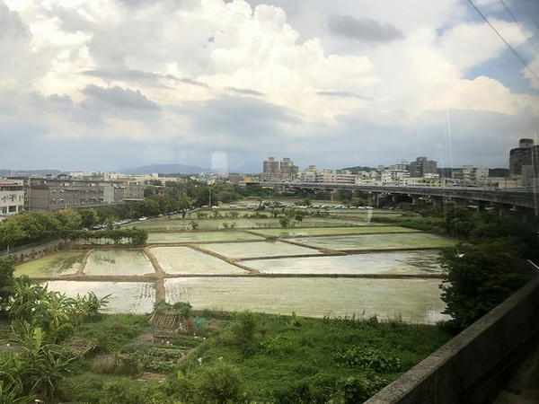 新荘駅発車後の車窓から見た竹中駅方面
