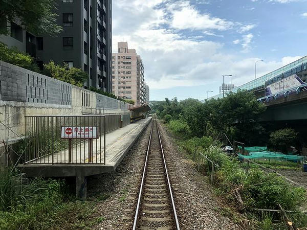 栄華駅発車直後（最後尾の窓から）