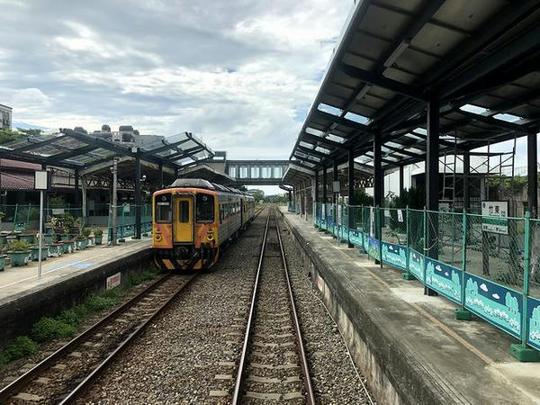 竹東駅を発車（最後尾の窓から）