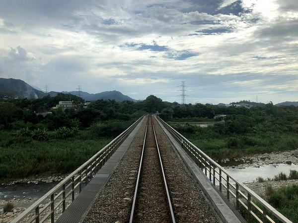 横山大橋で前頭渓を超える（最後尾の窓から）