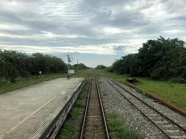 九讃頭駅に停車（最後尾の窓から）