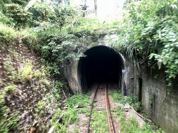 山に分け入っていく（最後尾の窓から）