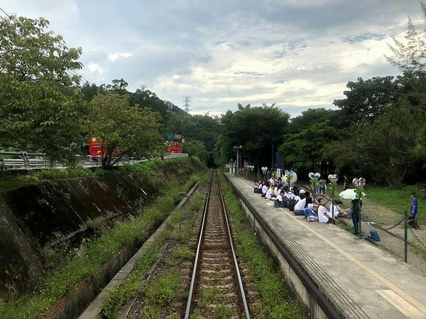 合興駅を発車（最後尾の窓から）