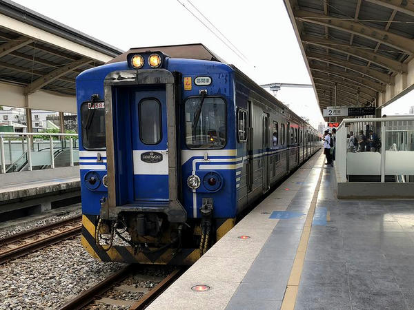 竹中駅に進入する六家行き1748次区間車