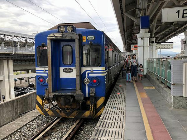 六家駅に到着した1748次区間車