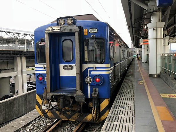 六家駅に停車中の新竹行き1757次区間車