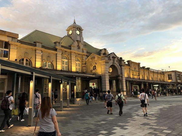 夕暮れの新竹駅駅舎