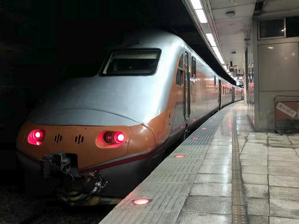 台北駅に停車中の138次自強号