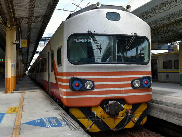 彰化駅に停車中の潮州行き167次自強号