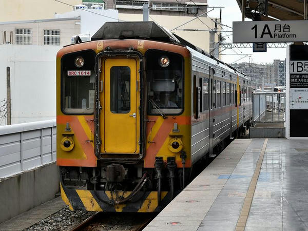 竹中駅に入線する内湾行き1824次区間車