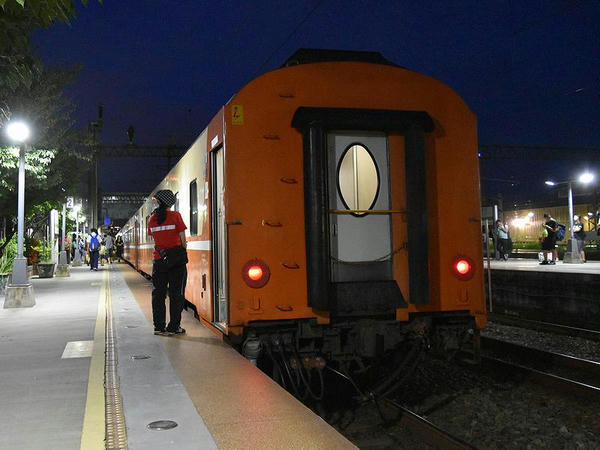新竹駅に停車中の花蓮行き554次莒光号