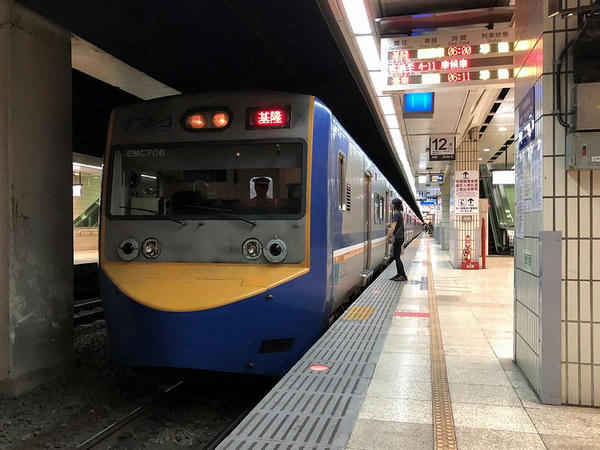 台北駅に停車中の基隆行き1098次区間車