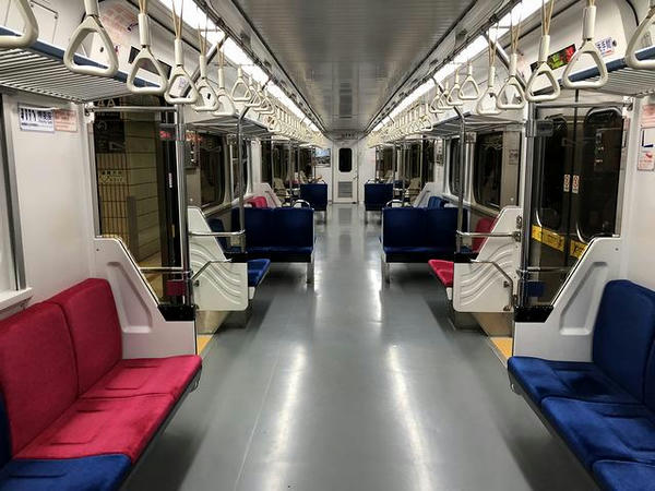 基隆行き1098次区間車EMU700型の車内