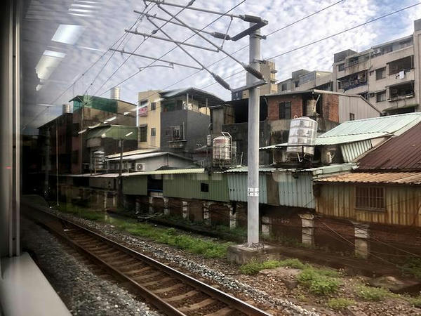 車窓から見た三坑駅発車直後の景色