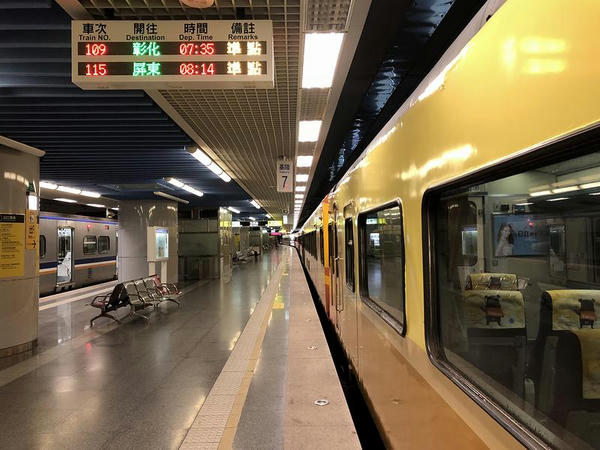 彰化行き109次自強号が停車中の基隆駅第2B月台